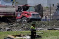 メキシコ中部トゥルテペックの花火倉庫で起きた爆発の現場に立つ警察官（2018年7月5日撮影）。(c)AFP PHOTO / Pedro PARDO