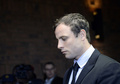 南アフリカ・プレトリア（Pretoria）の治安判事裁判所に出廷したオスカー・ピストリウス（Oscar Pistorius）被告（2013年8月19日撮影）。(c)AFP/STEPHANE DE SAKUTIN