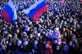 ロシア・モスクワの赤の広場で開かれた、クリミア半島併合10年を祝う集会に参加した人々（2024年3月18日撮影）。(c)NATALIA KOLESNIKOVA / POOL / AFP