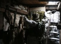ウクライナ東部ドネツク州アウディーウカ付近の親ロシア分離独立派との前線に作られた塹壕にいるウクライナの兵士（2022年2月2日撮影）。(c)Anatolii STEPANOV / AFP