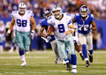 NFLは5日、米ニュージャージー（New Jersey）州イーストラザフォード（East Rutherford）で2012年シーズンが開幕し、ダラス・カウボーイズ（Dallas Cowboys）が24-17で11シーズン王者のニューヨーク・ジャイアンツ（New York Giants）を下した。

ボールを運ぶダラス・カウボーイズのトニー・ロモ（Tony Romo、2012年9月5日撮影）。(c)AFP/Getty Images/Al Bello