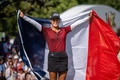 女子ゴルフ米国ツアーメジャー第4戦、アムンディ・エビアン選手権最終日。フランス国旗を手に優勝を喜ぶセリーヌ・ビュティエ（2023年7月30日撮影）。(c)Fabrice COFFRINI / AFP