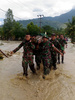 インドネシア・センタニで発生した鉄砲水の被災地での救助活動の様子。同国軍提供（2019年3月17日撮影・公開）。(c)AFP PHOTO / INDONESIAN MILITARY