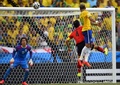 サッカーW杯ブラジル大会（2014 World Cup）グループA、ブラジル対メキシコ。ヘディングでボールを競るメキシコのラファエル・マルケス（Rafael Marquez、中央）とブラジルのネイマール（Neymar da Silva Santos Junior、右、2014年6月17日撮影）。(c)AFP/ODD ANDERSEN