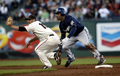 二塁でアウトになるブルワーズのリッキー・ウィークス（%%Rickie Weeks%%、右）。(c)AFP/Getty Images Dino Vournas