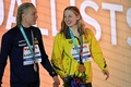 第19回世界水泳選手権、競泳女子100メートル自由形の表彰式後、2位に入ったスウェーデンのサラ・ショーストレム（左）と言葉を交わす優勝したオーストラリアのモリー・オキャラハン（2022年6月23日撮影）。(c)Francois-Xavier Marit / AFP
