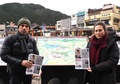栃木県日光市でティフェヌ・ベロンさんの情報提供を求めて通行人にビラを配る兄のダミアンさん（左）と妹のシビルさん（2022年12月13日撮影）。(c)Toshifumi KITAMURA / AFP