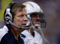 戦況を見つめるチャージャーズのノーヴ・ターナー（%%Norv Turner%%）ヘッドコーチ。(c)AFP/Getty Images Dilip Vishwanat