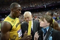ロンドン五輪は11日、オリンピックスタジアム（Olympic Stadium）で陸上男子4×100メートルリレー決勝が行われ、ジャマイカが世界新記録の36秒84で金メダルを獲得した。

レース後、大会関係者にバトンの返却を求められるジャマイカのウサイン・ボルト（Usain Bolt、左、2012年8月11日撮影）。(c)AFP/ADRIAN DENNIS