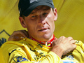 2003年のツール・ド・フランス（Tour de France）で、イエロージャージ「マイヨジョーヌ」を獲得したランス・アームストロング（Lance Armstrong）氏（2003年7月20日撮影）。(c)AFP/JOEL SAGET