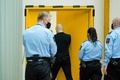 ノルウェー・シーエン刑務所の体育館に特設された法廷から立ち去るアンネシュ・ベーリング・ブレイビク受刑者（左から2人目、2022年1月20日撮影）。(c)Ole Berg-Rusten / NTB / AFP