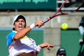 男子テニス、国別対抗戦のデビスカップ（Davis Cup 2013）は5日、ワールドグループ準々決勝が各地で行われアルゼンチンとフランスは1勝1敗で初日を終えた。

アルゼンチンのカルロス・ベルロク（Carlos Berlocq）は6-4、2-6、3-6、7-5、2-6でフランスのジョーウィルフリード・ツォンガ（Jo-Wilfried Tsonga）に敗れた。

リターンを打つカルロス・ベルロク（2013年4月5日撮影）。(c)AFP/DANIEL GARCIA
