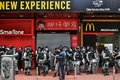 香港で開催された民主派のデモを受けて集まった機動隊員ら（2020年5月24日撮影）。(c)Anthony WALLACE / AFP
