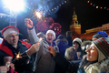 ロシア・モスクワ（Moscow）の赤の広場（Red Square）には1日未明、新年を祝おうと約12万人が集まった。ドミトリー・メドベージェフ（Dmitry Medvedev）大統領は、経済危機に耐えている国民に感謝するとともに家族の大切さを強調した。写真は赤の広場で花火を手に新年を祝う人々(2010年1月1日撮影)。(c)AFP/DMITRY KOSTYUKOV