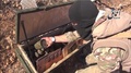 シリア北部の町アインアルアラブ（Ain al-Arab、クルド名：コバニ、Kobane）近郊で武器が入った木箱を開けるイスラム過激派組織「イスラム国（Islamic State、IS）」の戦闘員を撮影したとされる動画のひとこま。イスラム国制圧地域からの映像を投稿するユーチューブ（YouTube）チャンネル「Aamaq News」より（2014年10月21日公開）。(c)AFP/HO/AAMAQ NEWS