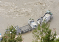 中国・四川大地震により四川（Sichuan）省北川（Beichuan）県にできた巨大な「せき止め湖」に水没した建物（2008年6月10日撮影）。(c)AFP/LIU Jin