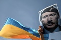 トルコ・イスタンブールで、ロシアのウクライナ侵攻に抗議して掲げられたウラジーミル・プーチン大統領の写真（2022年2月26日撮影）。(c)Ozan KOSE / AFP