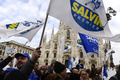イタリアのミラノで、反移民・反EUを掲げる政党「同盟」の選挙集会に参加し、マッテオ・サルビーニ書記長の到着に歓声を上げる同党の支持者ら（2018年2月24日撮影）。(c)AFP PHOTO / Miguel MEDINA
