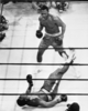 1971年にマジソン・スクエア・ガーデン（Madison Square Garden）で行われた世界ヘビー級タイトル戦でモハメド・アリ（Muhammad Ali）からダウンを奪ったジョー・フレージャー（Joe Frazier、1971年3月8日撮影）。(c)AFP