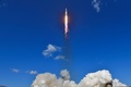 米フロリダ州ケープカナベラルのケネディ宇宙センターから打ち上げられた、航空宇宙局（NASA）の探査機「エウロパ・クリッパー」を搭載したスペースX社のロケット「ファルコン9」（2024年10月14日撮影）。(c)CHANDAN KHANNA / AFP