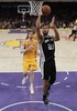 12-13NBAプレーオフ1回戦（7回戦制）、ロサンゼルス・レイカーズ（Los Angeles Lakers）対サンアントニオ・スパーズ（San Antonio Spurs）。シュートを狙うサンアントニオ・スパーズのティム・ダンカン（Tim Duncan、2013年4月26日撮影）。(c)AFP/Getty Images/Jeff Gross