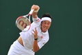 テニス、ウィンブルドン選手権（The Championships Wimbledon 2014）男子シングルス3回戦。サーブを放つ錦織圭（Kei Nishikori、2014年6月28日撮影）。(c)AFP/GLYN KIRK