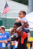 陸上、全米選手権（USA Outdoor Track &amp; Field Championships）男子100メートル決勝。男子100メートルで優勝し、息子と歓喜するジャスティン・ガトリン（Justin Gatlin、2012年6月24日撮影）。(c)AFP/Getty Images/Andy Lyons