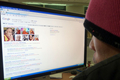 ダライ・ラマ（Dalai Lama）の写真を検索サイト「Google.cn」で閲覧する中国の男性（2010年1月14日撮影）。(c)AFP