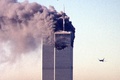  ハイジャックされた旅客機が突入した米ニューヨークの世界貿易センタービル（2001年9月11日撮影）。(c)SETH MCALLISTER / AFP