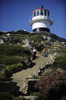 赤道からアフリカ沿岸に続いて姿を現す喜望峰（Cape of Good Hope）は、心のよりどころになっている。

1488年、ポルトガル人探検家バルトロメウ・ディアス（Bartolomeu Dias）がこの岬に到達し、「嵐の岬（Cabo Tormentoso）」と命名した。極東との直接交易を求めていたポルトガルには、ディアスの喜望峰到達は重要な出来事だった。

喜望峰は南大西洋（South Atlantic Ocean）でも大きな岬の1つで、船乗りたちは喜望峰を「ザ・ケープ（the Cape）」と呼び、長年重要視してきた。大型高速帆船クリッパーが極東やオーストラリアへ向かうための道しるべだったほか、沖合で開催されるヨットレースでも重要な目印になっている。

写真は、ケープポイントの灯台「ケープポイント・ライトハウス（Cape Point Lighthouse）」の前の道を下る観光客（2010年5月8日撮影）。(c)AFP/GIANLUIGI GUERCIA