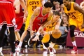 14-15NBAプレーオフ・イースタンカンファレンス準決勝（7回戦制）、クリーブランド・キャバリアーズ対シカゴ・ブルズ。クリーブランド・キャバリアーズのマイク・ミラー（中央）からスチールを狙うシカゴ・ブルズのデリック・ローズ（左、2015年5月6日撮影）。(c)AFP/Getty Images/Jason Miller