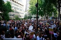 英ロンドン中心部ウェストミンスターで行われた反極右デモ（2024年8月10撮影）。(c)BENJAMIN CREMEL / AFP