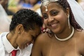 ブラジル・リオデジャネイロ（Rio de Janeiro）にある州最高裁判所で、集団結婚式を挙げる同性カップルたち（2013年12月8日撮影）。(c)AFP/YASUYOSHI CHIBA