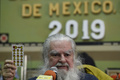 メキシコの首都メキシコ市で新年の予言を発表する「エルブルホ・マヨル（大魔法使い）」の異名で知られる超能力者アントニオ・バスケス氏（2019年1月4日撮影）。(c)Alfredo ESTRELLA / AFP