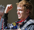 10F1第18戦、ブラジルGP決勝。優勝し、喜ぶレッドブルのセバスチャン・ベッテル。（2010年11月7日撮影）(c)AFP/ANTONIO SCORZA