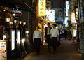 神奈川県横浜市にある、飲食店が立ち並ぶエリアを歩くサラリーマンたち（2014年10月3日撮影）。(c)AFP/Yoshikazu TSUNO 