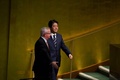 米ニューヨークの国連本部で開かれた第72回国連総会で演説に向かう安倍晋三首相（2017年9月20日撮影）。(c)AFP/TIMOTHY A. CLARY 