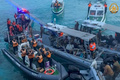 南シナ海のアユンギン礁付近で、フィリピン船（中央）に近付く中国海警局の船。比軍撮影の動画より（2024年6月17日撮影、19日公開）。(c)AFP PHOTO / ARMED FORCES OF THE PHILIPPINES - PUBLIC AFFAIRS OFFICE