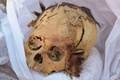 ペルー・リマ郊外のカハマルキリャ遺跡で発掘されたミイラの頭部。サンマルコス大学考古学部提供（撮影日不明）。(c)AFP PHOTO / ARCHAEOLOGY DEPARTMENT OF THE SAN MARCOS UNIVERSITY