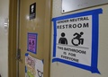 米ロサンゼルスにある高校で、性別に関係なく利用できるトイレの入り口（2016年5月4日撮影）。(c)AFP/Mark Ralston