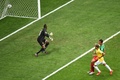 サッカーW杯ブラジル大会（2014 World Cup）グループA、ブラジル対カメルーン。先制点を挙げて喜ぶブラジルのネイマール（Neymar da Silva Santos Junior、2014年6月23日撮影）。(c)AFP/EVARISTO SA