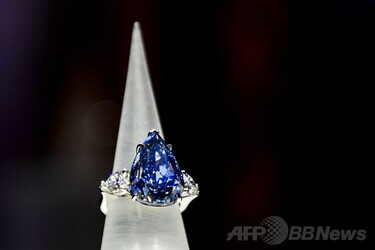 世界最大のブルーダイヤ、24億円で落札 写真6枚 国際ニュース：AFPBB News