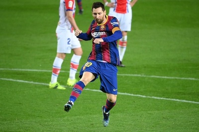 バルサ勝利でPSG戦に向け弾み メッシが2ゴール