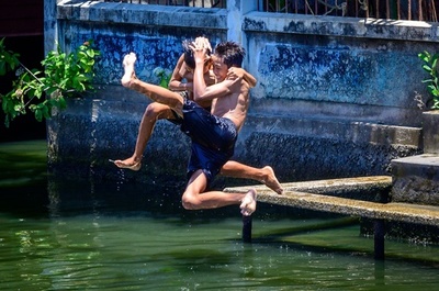 【今日の1枚】暑い日はこれに限る、友達と水しぶき