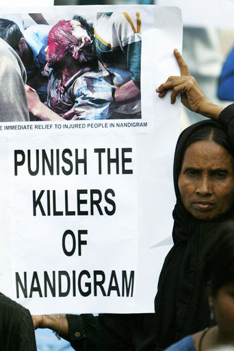 土地の収用に反対するデモ隊に警官が発砲、首都で抗議デモ - インド