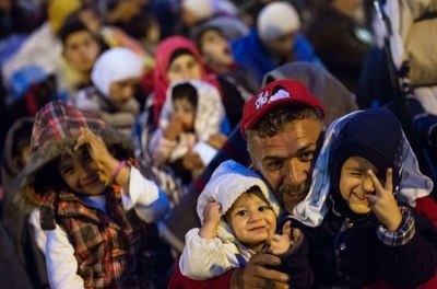 バスによる移民輸送は一度限り、新たに数百人が徒歩で国境へ ハンガリー