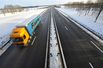 速度違反のトラック運転手、タコグラフの記録紙を飲んで腹痛に スイス