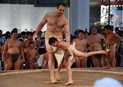 元大関・琴欧洲がKITTEで相撲イベントに参加