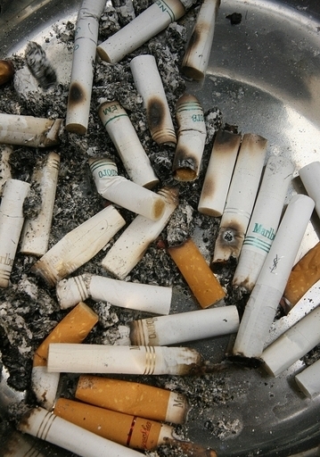 タバコの吸い殻集めたら報奨金、市民殺到で予算不足に 中国