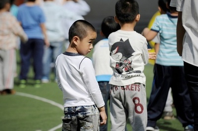 園児の耳つかみ持ち上げる教師の写真、中国ネット上で批判の嵐